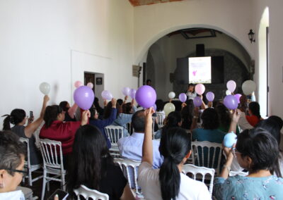 Personas participando en una actividad durante el