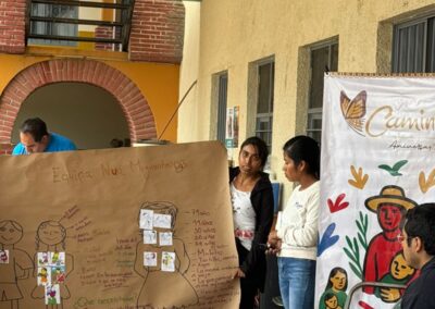 Mujeres presentando los resultados de la actividad durante el Parlamento de mujeres jornaleras agrícolas sobre el cuidado en Oaxaca.